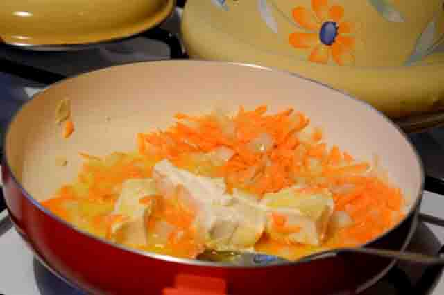 morkov' i plavlenyj syr na skovorode